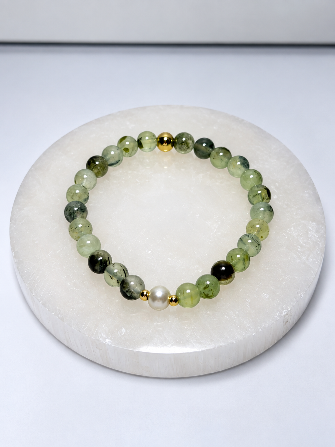 6mm Prehnite stretch bracelet with freshwater pearl and brass findings
